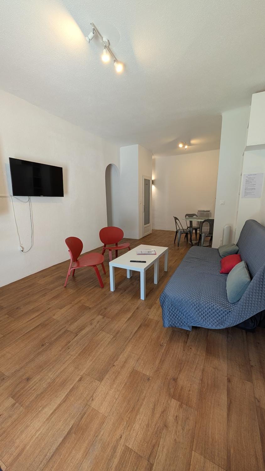 Communal lounge/ TV room, TV and multimedia, Living room, Seating area, Dining area, air conditioner