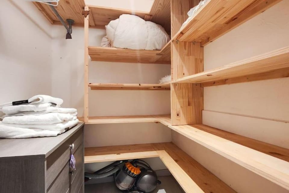 towels, wardrobe