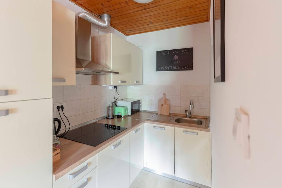 Coffee/tea facilities, Kitchen or kitchenette, minibar, stove, toaster