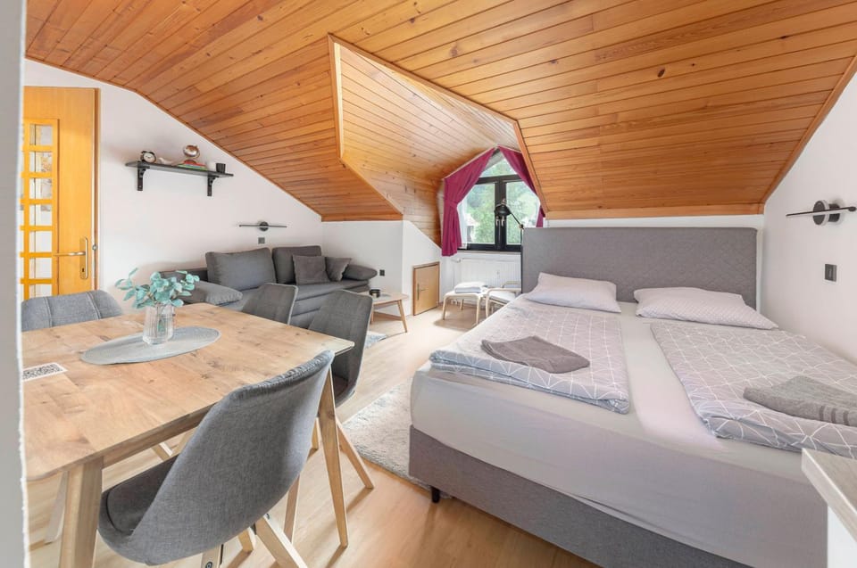 Bed, Seating area, Dining area