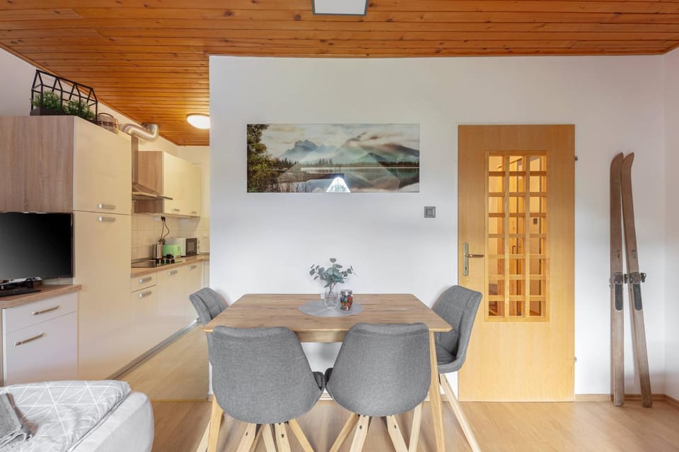 TV and multimedia, Kitchen or kitchenette, Seating area, Dining area