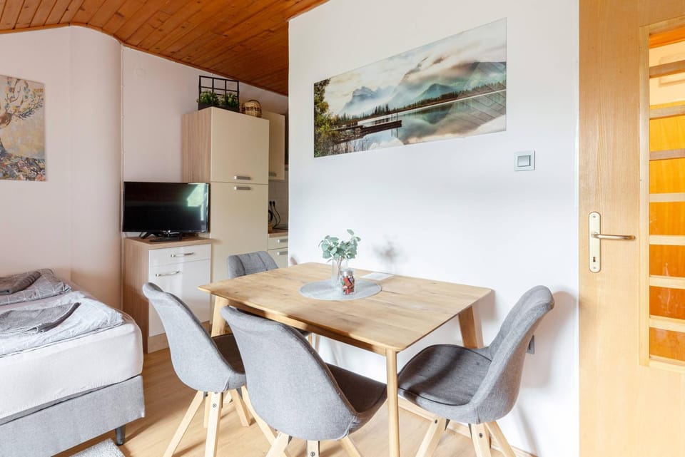 Communal lounge/ TV room, TV and multimedia, Seating area, Dining area