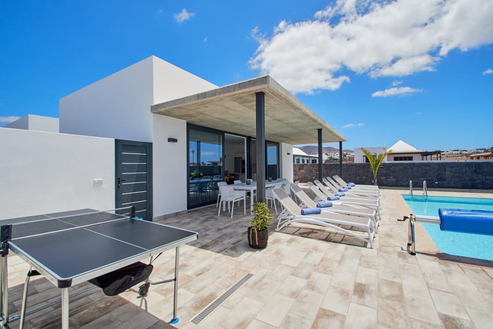 Solarium, Table tennis, View (from property/room), Balcony/Terrace, Balcony/Terrace, Dining area, Pool view, Swimming pool, Parking, internet, sunbed, towels, air conditioner