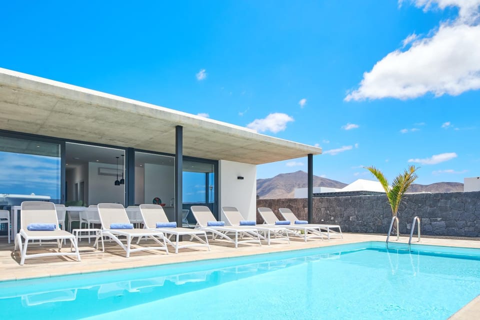 Shower, Off site, BBQ facilities, Table tennis, Pool view, Swimming pool, heating, internet, sunbed, towels, air conditioner