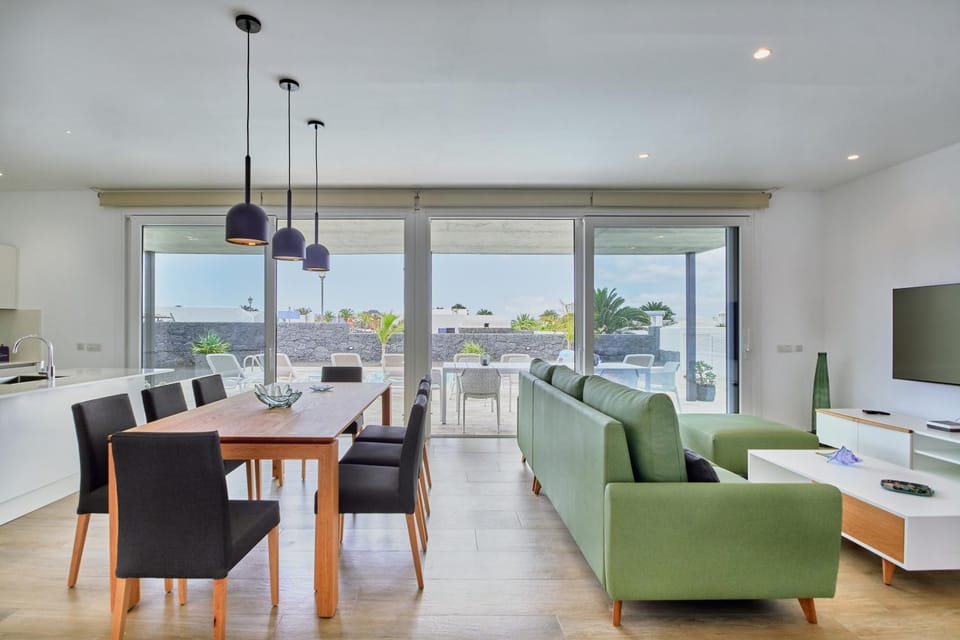 TV and multimedia, Living room, Seating area, Dining area, Pool view, internet, air conditioner