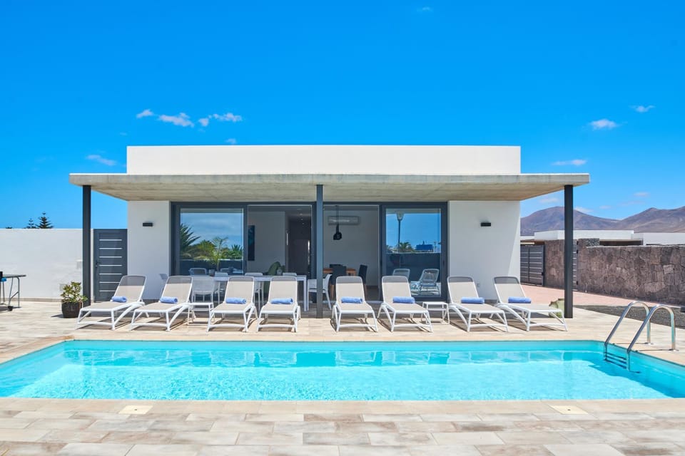 Shower, Property building, Natural landscape, BBQ facilities, Solarium, Table tennis, Balcony/Terrace, Mountain view, Pool view, Swimming pool, Swimming pool, Parking, internet, sunbed, towels, air conditioner