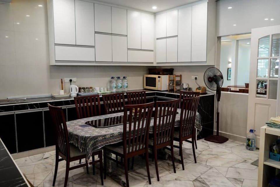 Coffee/tea facilities, Kitchen or kitchenette, stove