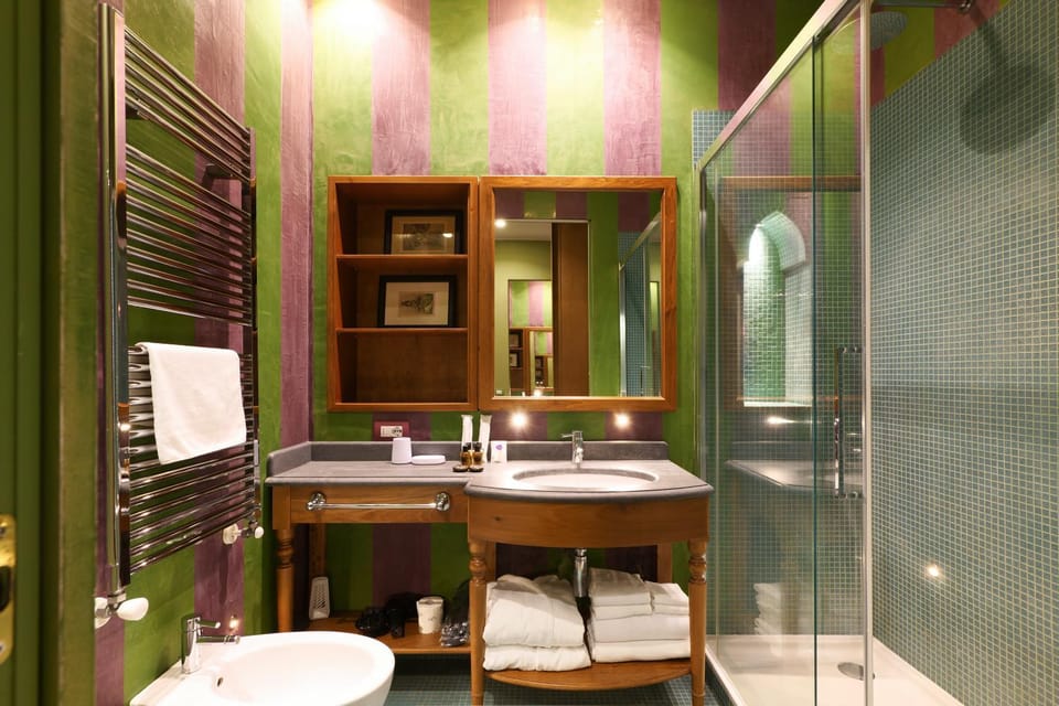 Shower, Toilet, Bathroom, towels