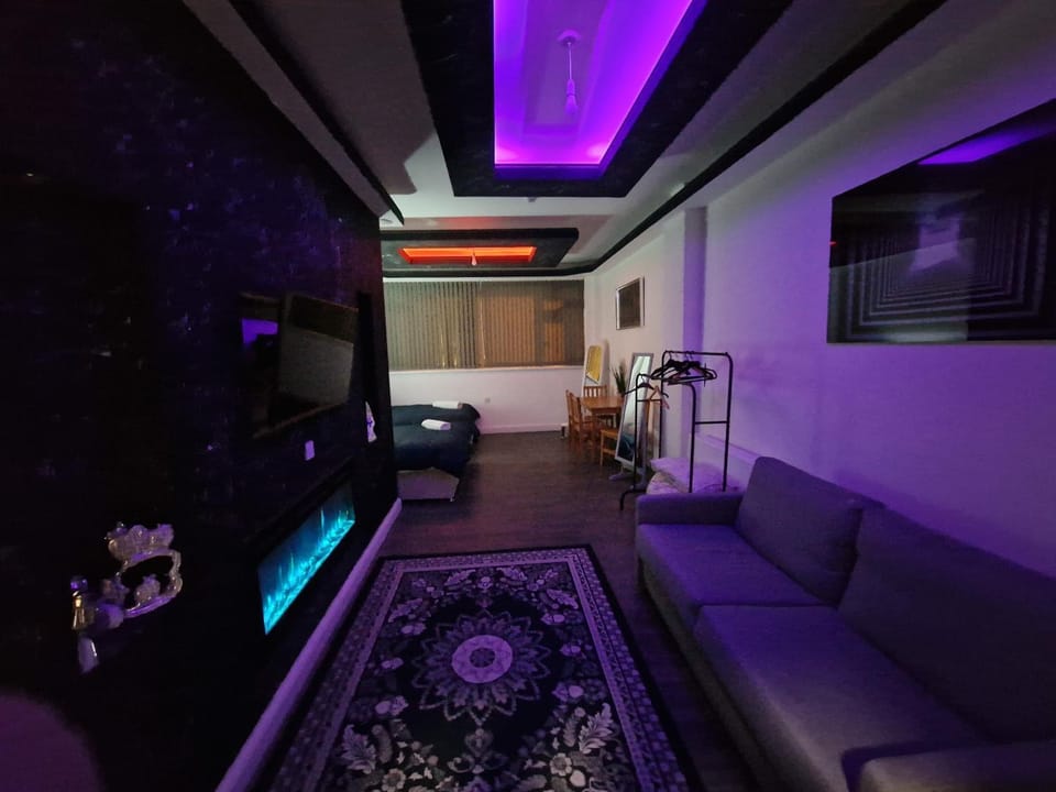 TV and multimedia, Living room, Seating area, Evening entertainment