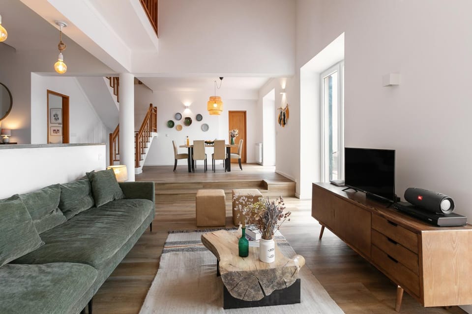Communal lounge/ TV room, TV and multimedia, Living room, Decorative detail, Dining area