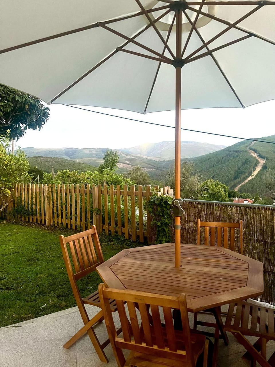 Patio, View (from property/room), Balcony/Terrace, Dining area, Mountain view