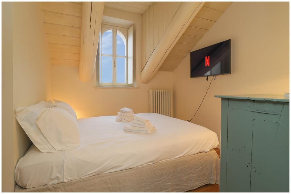Bed, TV and multimedia, View (from property/room), hair dryier, heating, towels, elevator