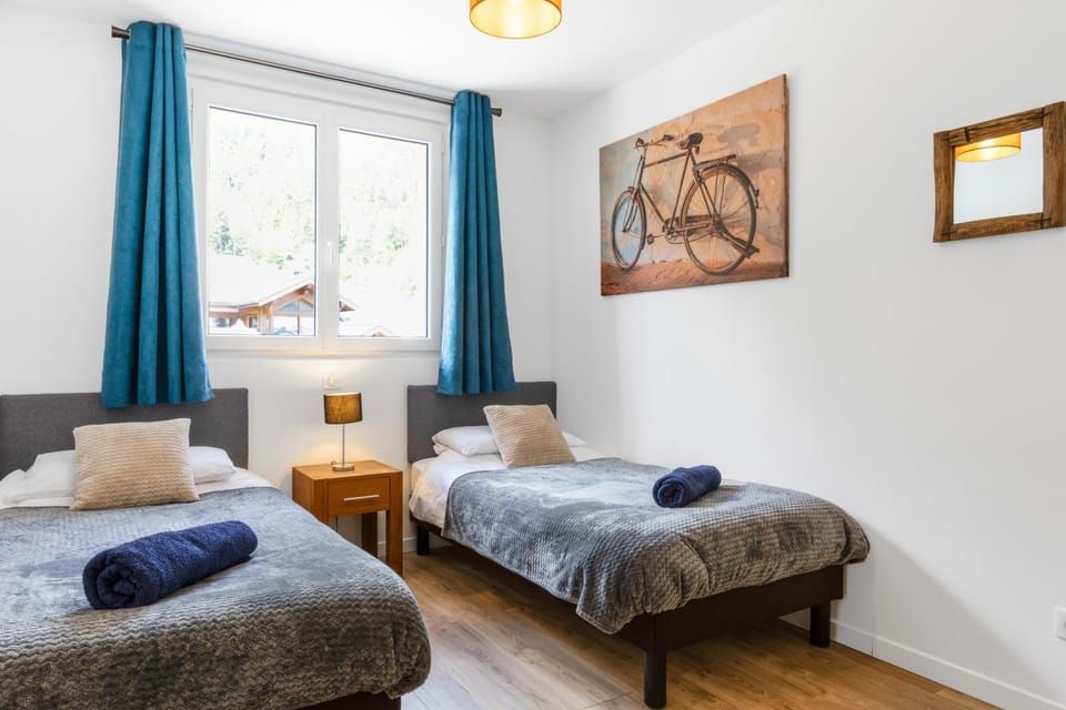 Bed, Living room, Bedroom, towels