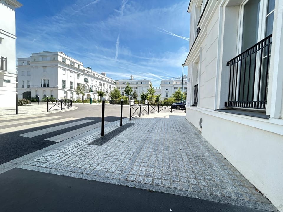 Neighbourhood, Street view