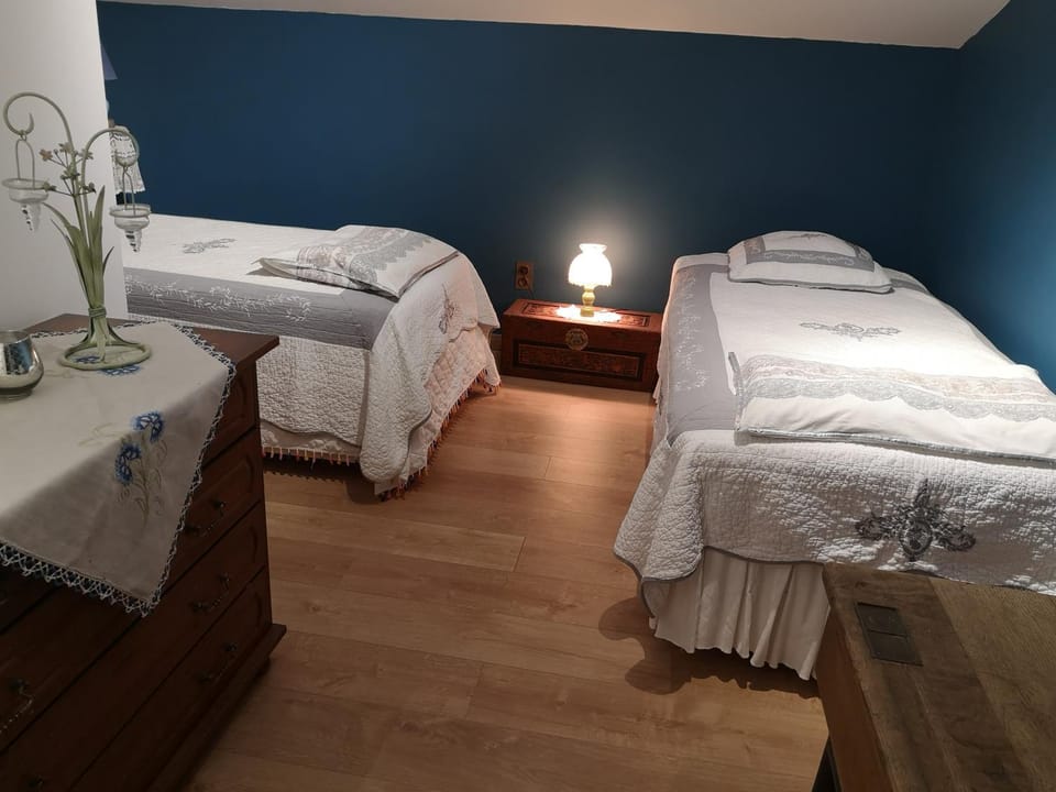 Property building, Bed, Photo of the whole room, Bedroom, Breakfast, towels