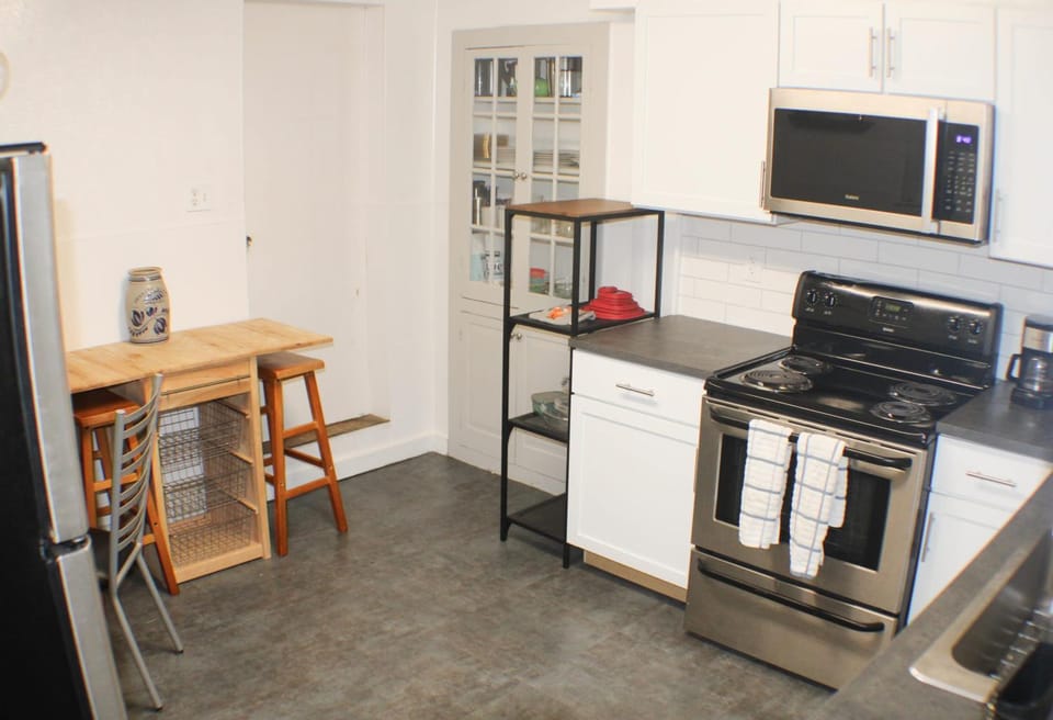 Urban Oasis - 3BR 2BA - City View- Private Parking Apartment in Pittsburgh