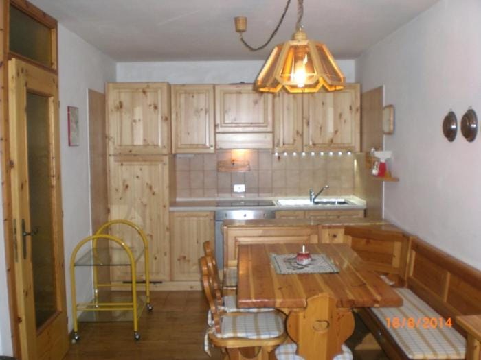 Kitchen or kitchenette, Dining area, stove