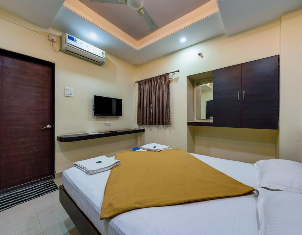 Bed, TV and multimedia, Photo of the whole room, wardrobe