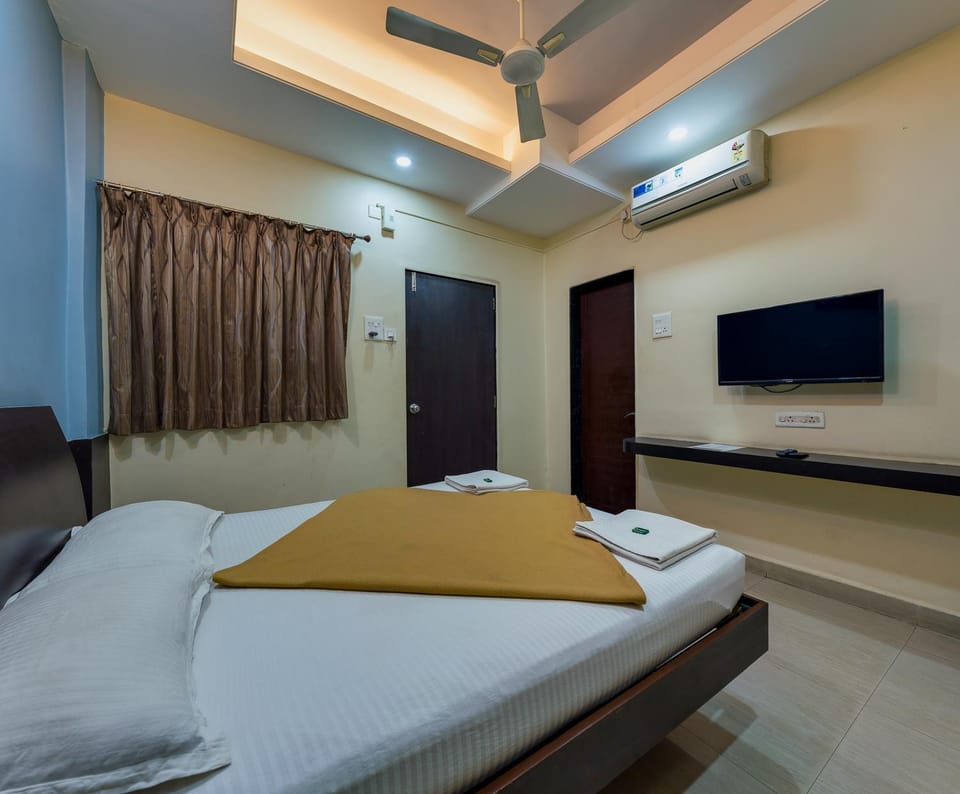 Bed, Photo of the whole room, fireplace, air conditioner