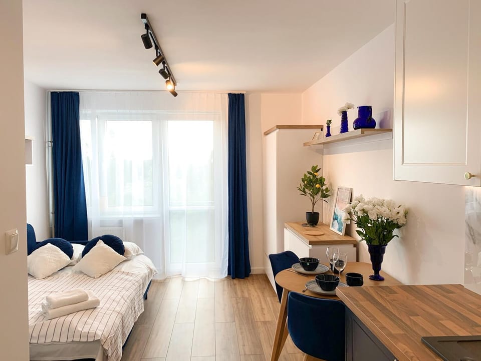 Bed, Photo of the whole room, Dining area