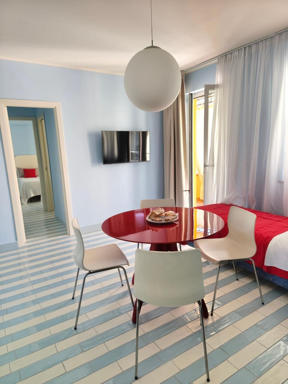 TV and multimedia, Living room, Photo of the whole room, Seating area, Dining area