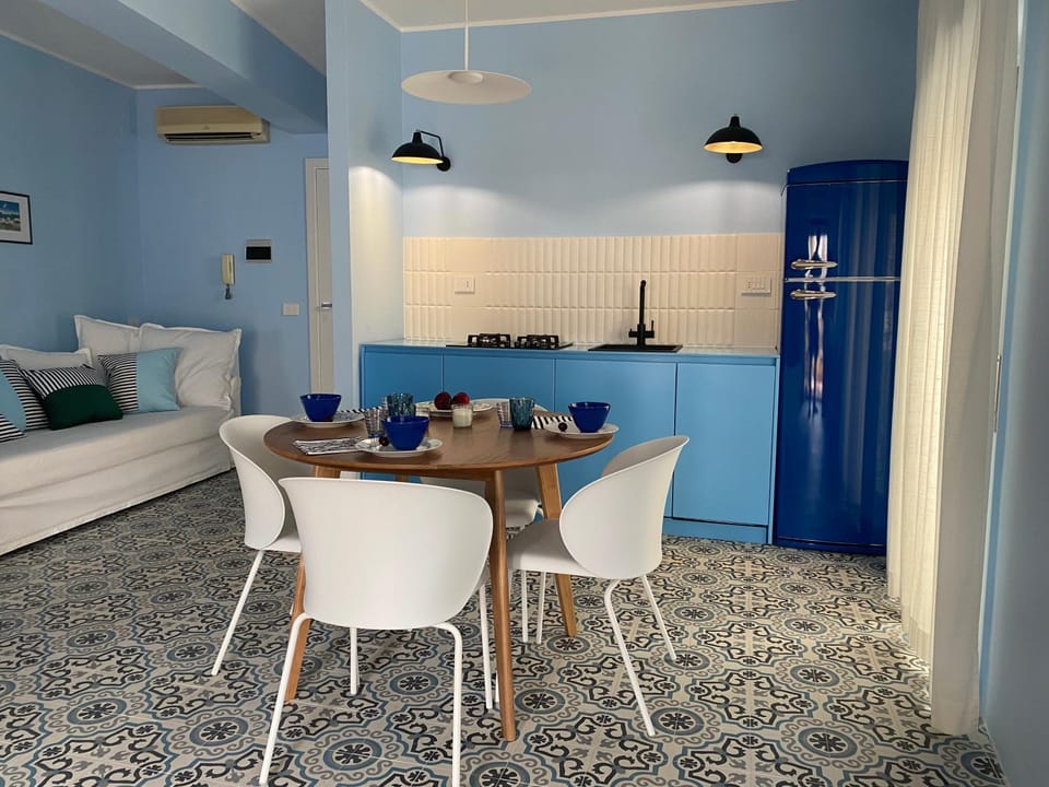 Kitchen or kitchenette, Living room, Seating area, Dining area, air conditioner