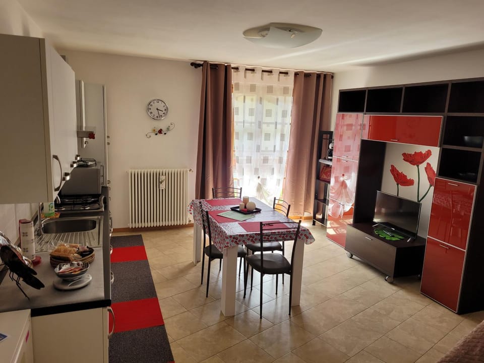 Kitchen or kitchenette, Living room, Seating area, Dining area