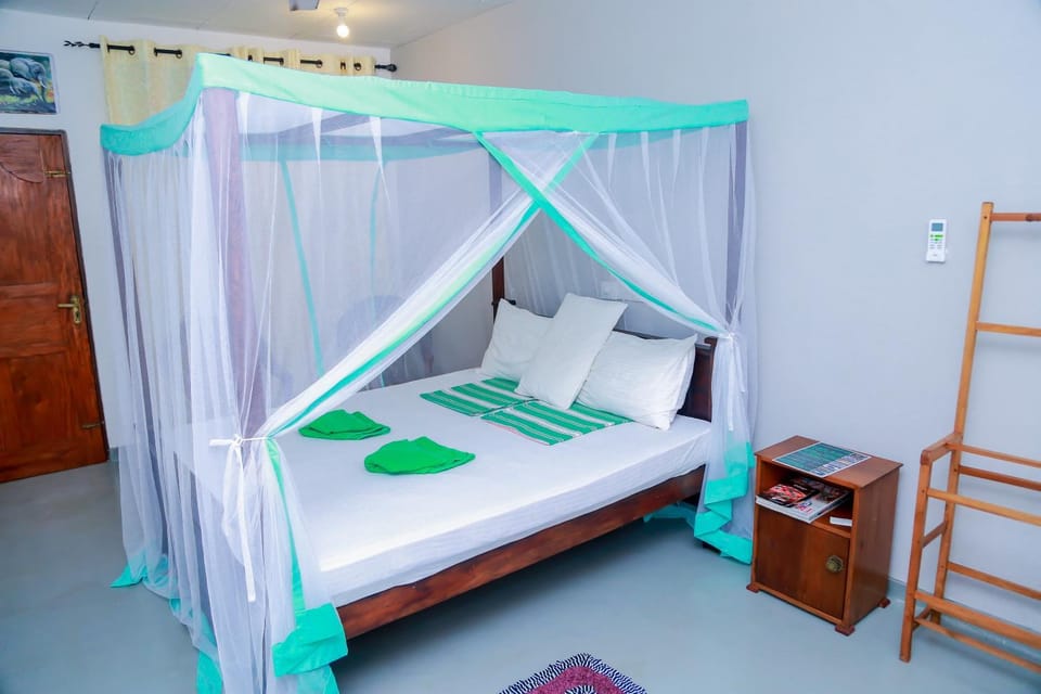 Bed, Bedroom, bunk bed, towels, wardrobe