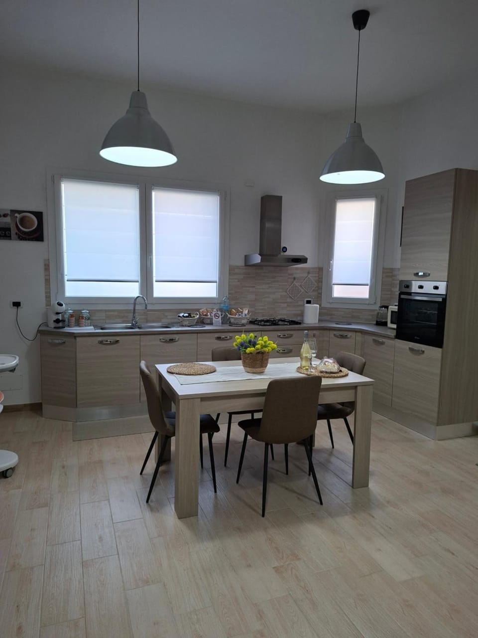 Kitchen or kitchenette, Dining area, minibar, stove