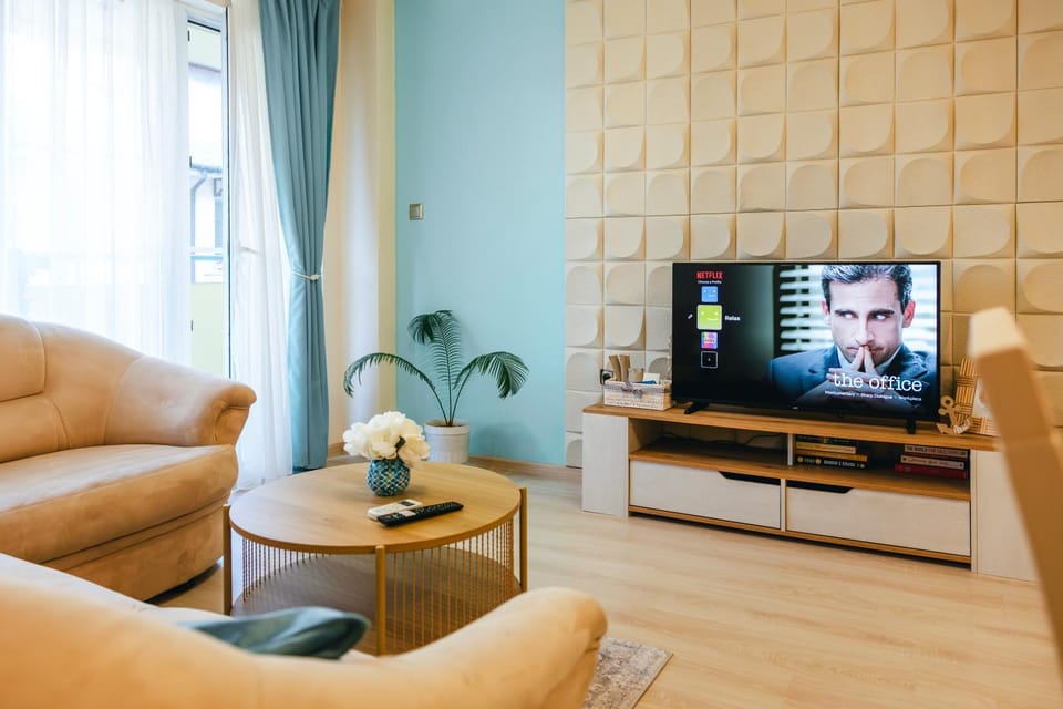 Communal lounge/ TV room, TV and multimedia, Living room, Seating area, Evening entertainment