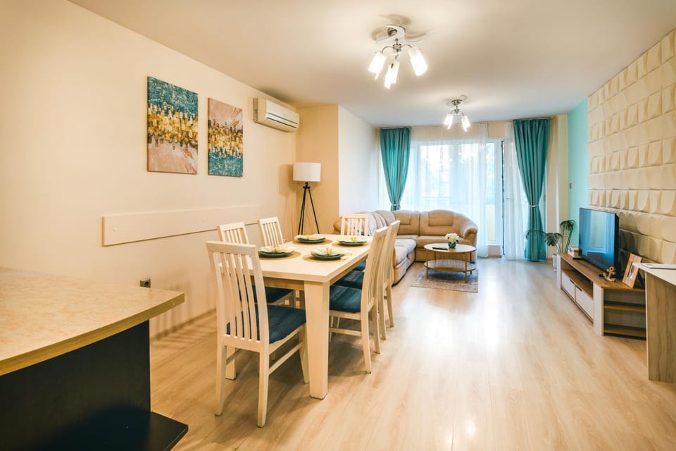TV and multimedia, Living room, Seating area, Dining area