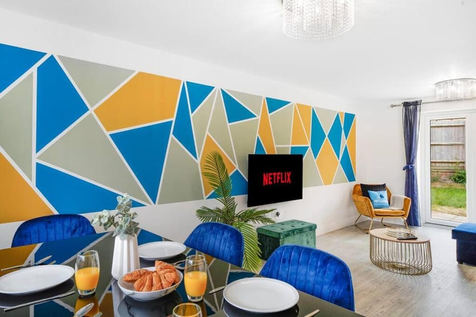 TV and multimedia, Living room, Seating area, Dining area