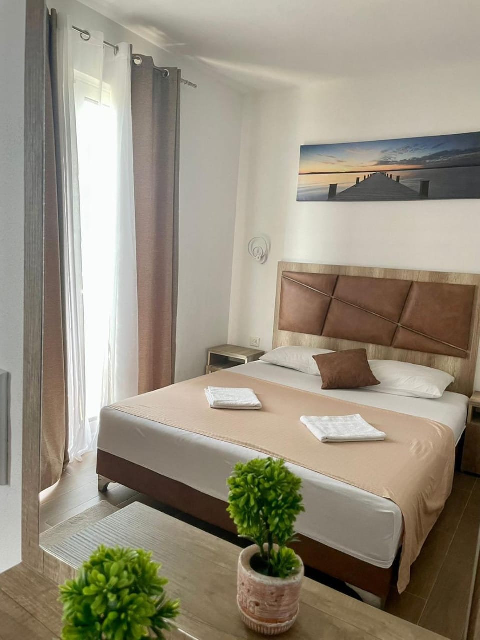 Bed, Photo of the whole room, Bedroom