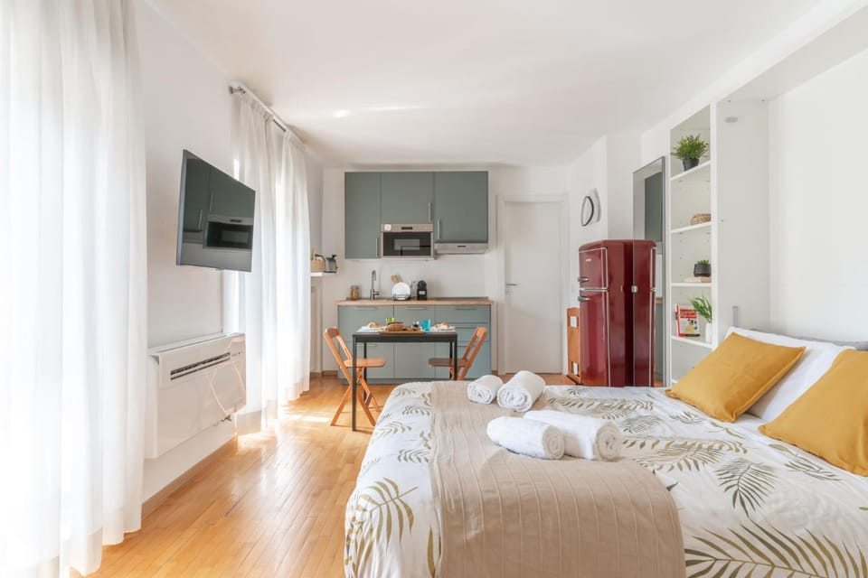 Bed, Living room
