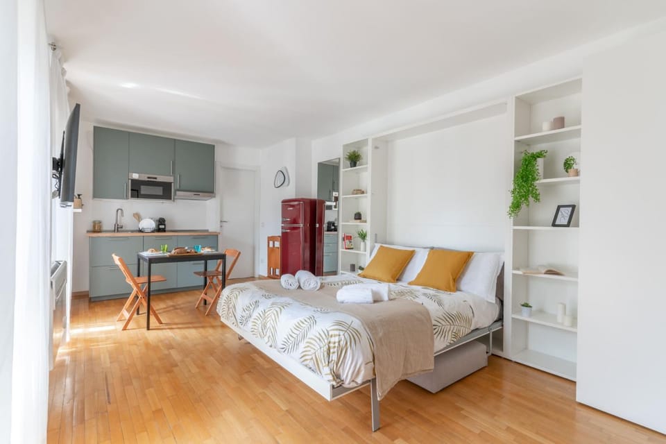Bed, Living room