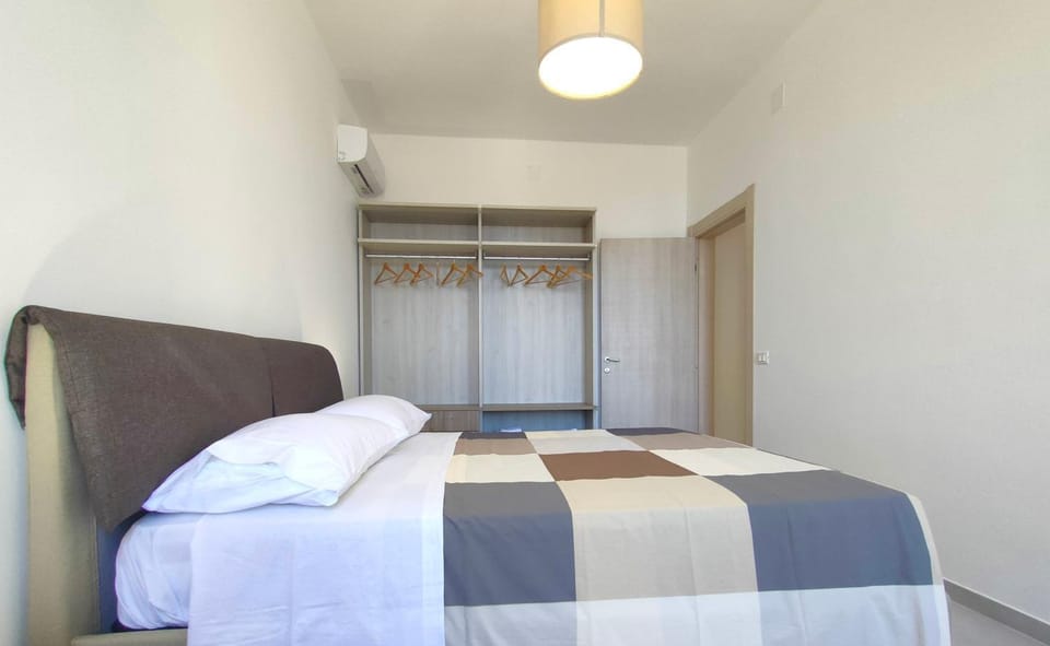 Bed, Photo of the whole room, wardrobe, air conditioner