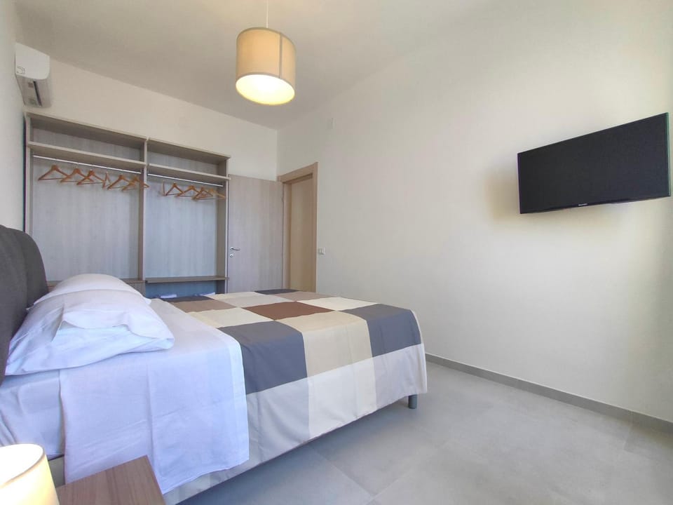 Bed, TV and multimedia, Photo of the whole room, Bedroom, wardrobe, air conditioner