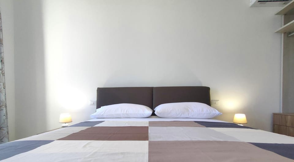 Photo of the whole room, Decorative detail, Bedroom
