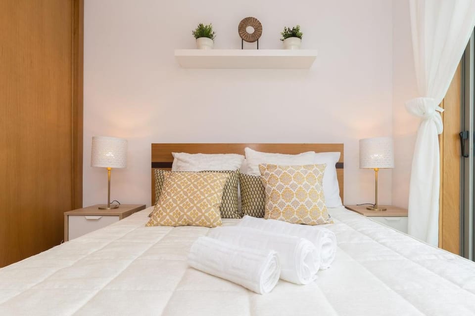 Bed, Photo of the whole room, Bedroom, towels