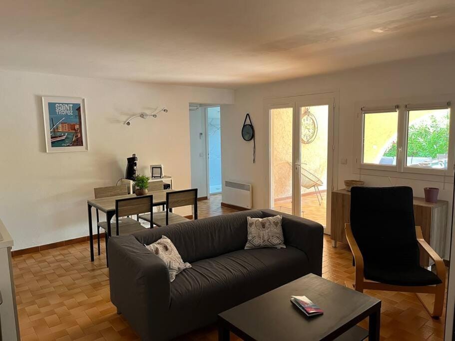 Living room, Seating area, Dining area