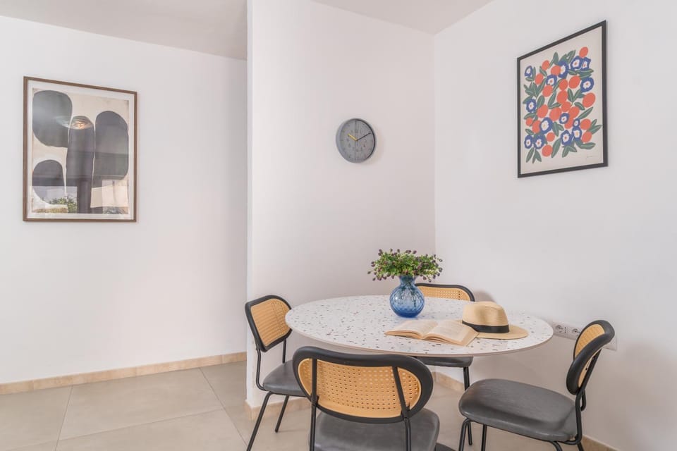 Living room, Decorative detail, Seating area, Dining area