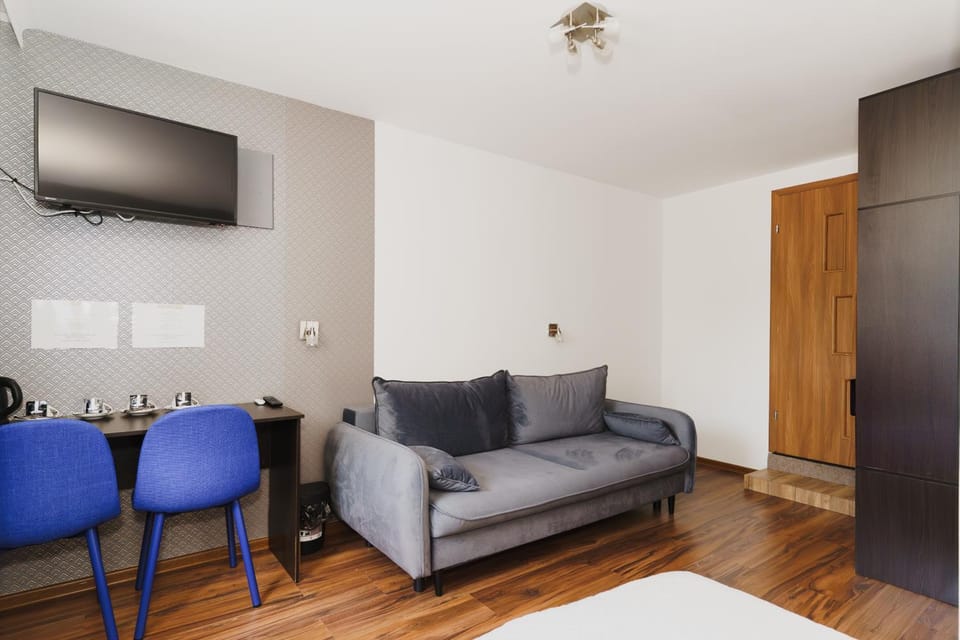 Photo of the whole room, Seating area