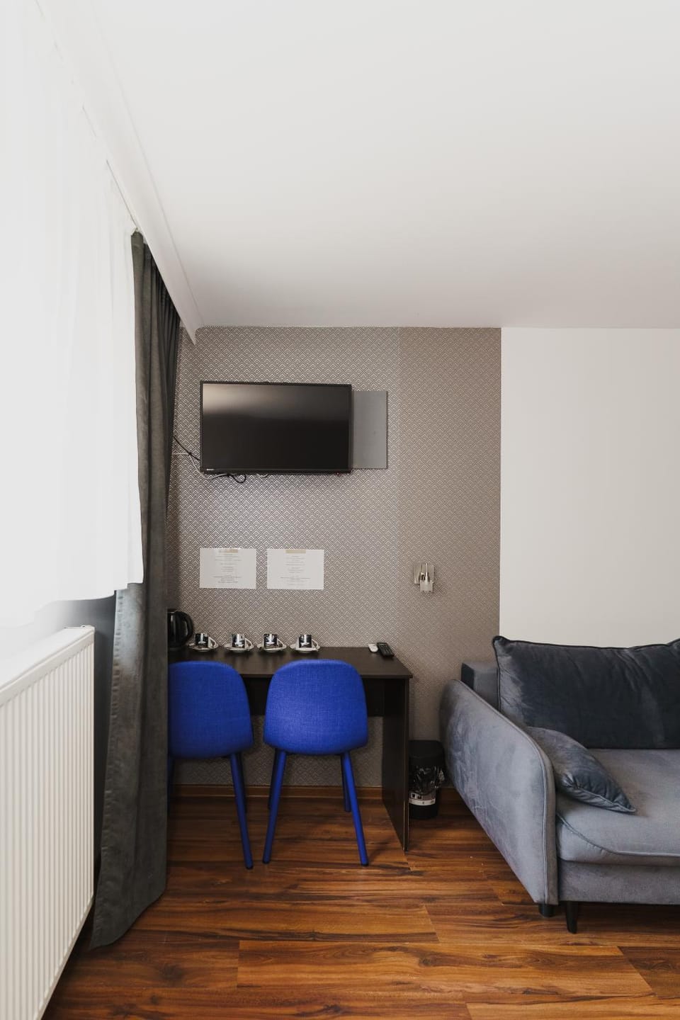 Photo of the whole room, Seating area