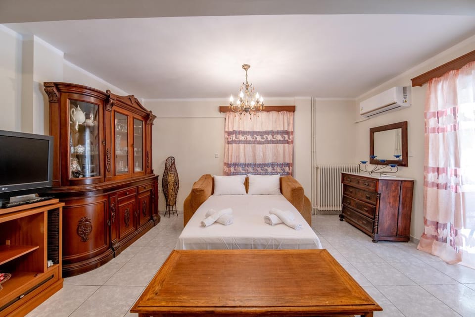 Communal lounge/ TV room, Bed, TV and multimedia, hair dresser, air conditioner