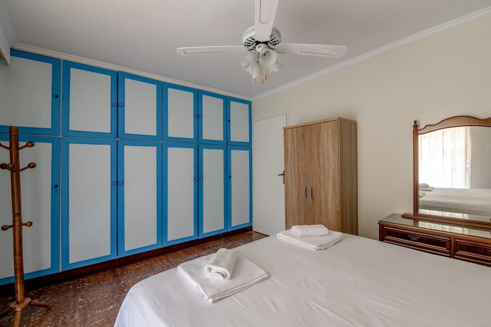 Bed, Photo of the whole room, Bedroom, fireplace, wardrobe