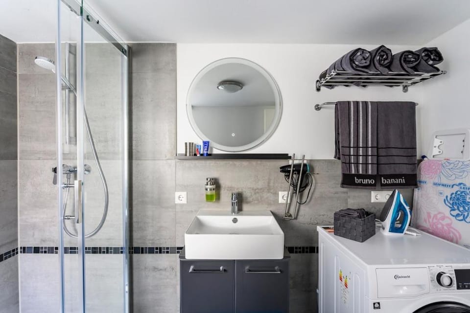 Shower, Bathroom, towels