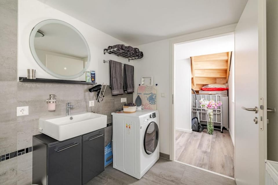 Bathroom, towels, washing machine