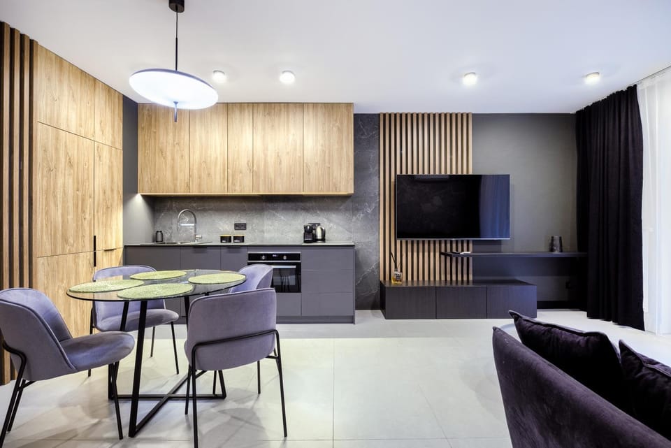 TV and multimedia, Kitchen or kitchenette, Living room, Seating area, Dining area, stove