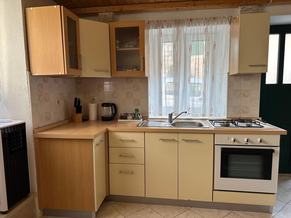 Coffee/tea facilities, pet friendly, stove