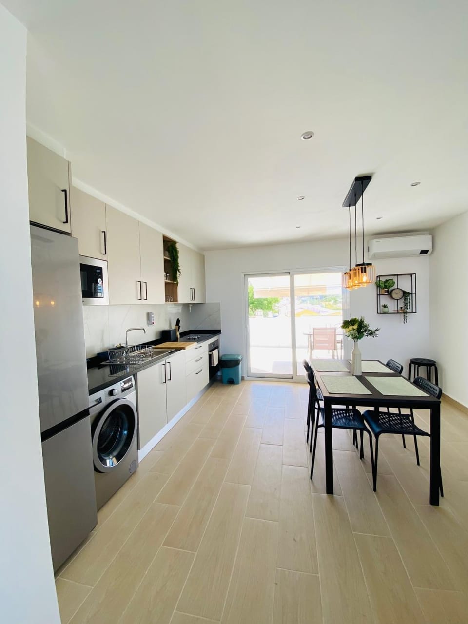 Kitchen or kitchenette, Living room, Dining area, minibar, pet friendly, stove, toaster